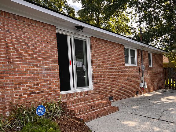 Large 4 car driveway with backyard access. Newly installed sliding glass door leading to kitchen for convenient unloading.