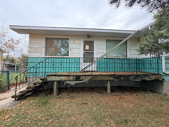 3rd image of 714 W 2nd St SW