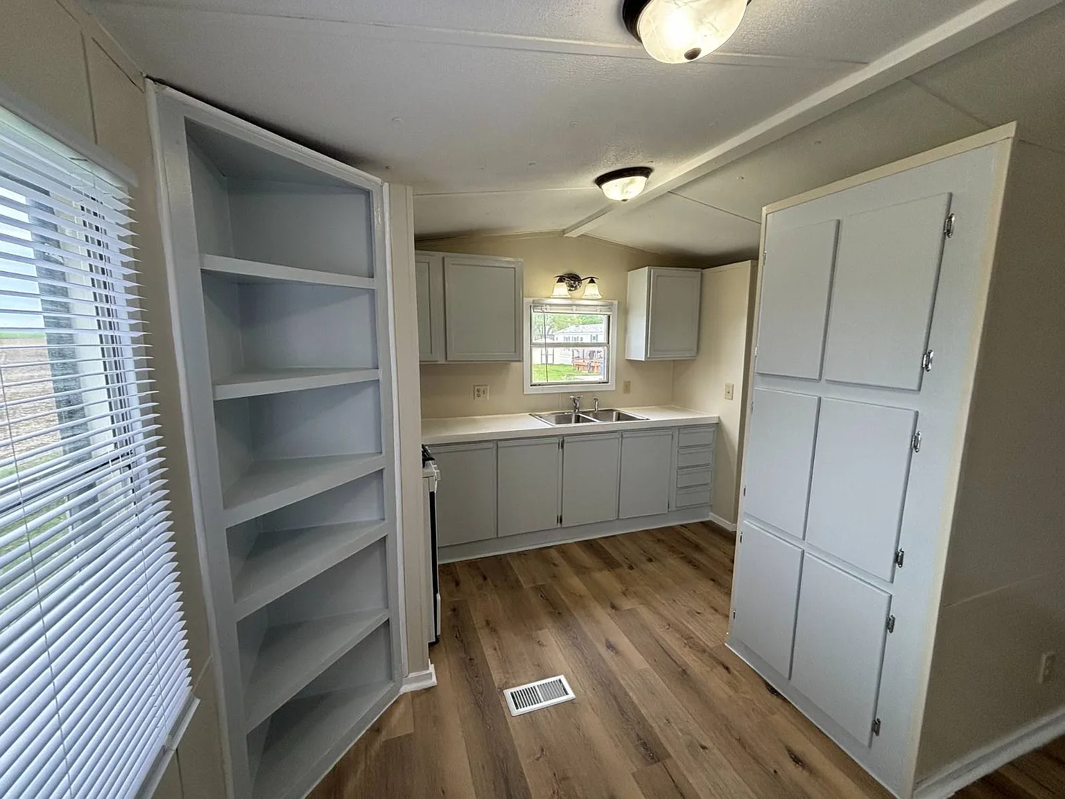 2 bed, 1.0 bath, 728 sqft, $849 — Photo 4
