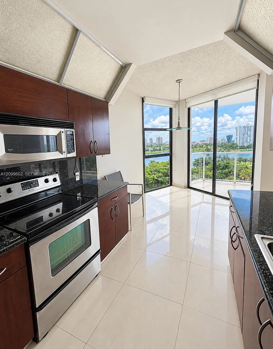 Hamptons West Condo — Photo 4