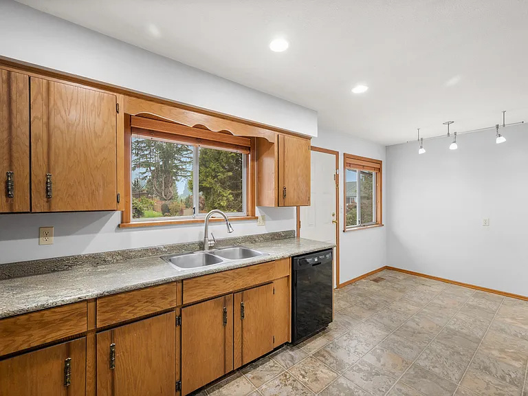 3639 Dunsmuir Way — Photo 7