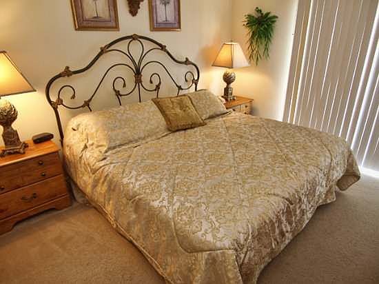 EI3T8426-King-Master-Bedroom