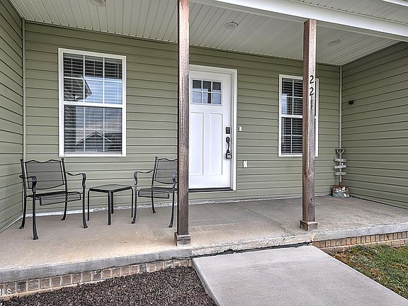 5th image of 221 Thistle Dr