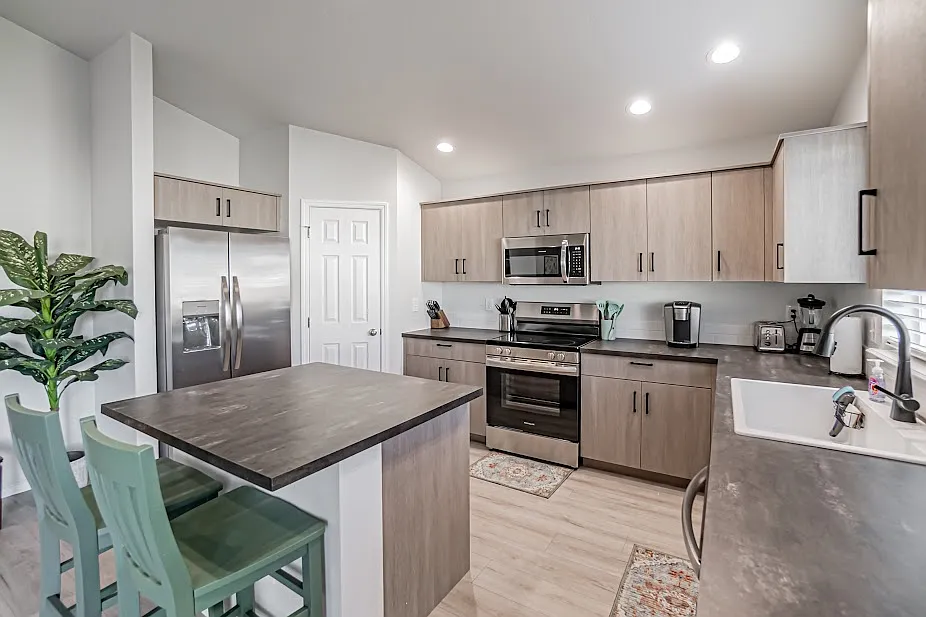 4 bed, 2025 sqft, $5,500 — Photo 4