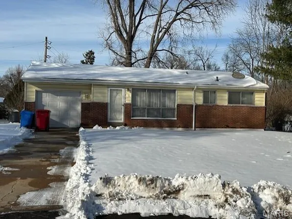 16 Montclair Ct, Florissant, MO 63033