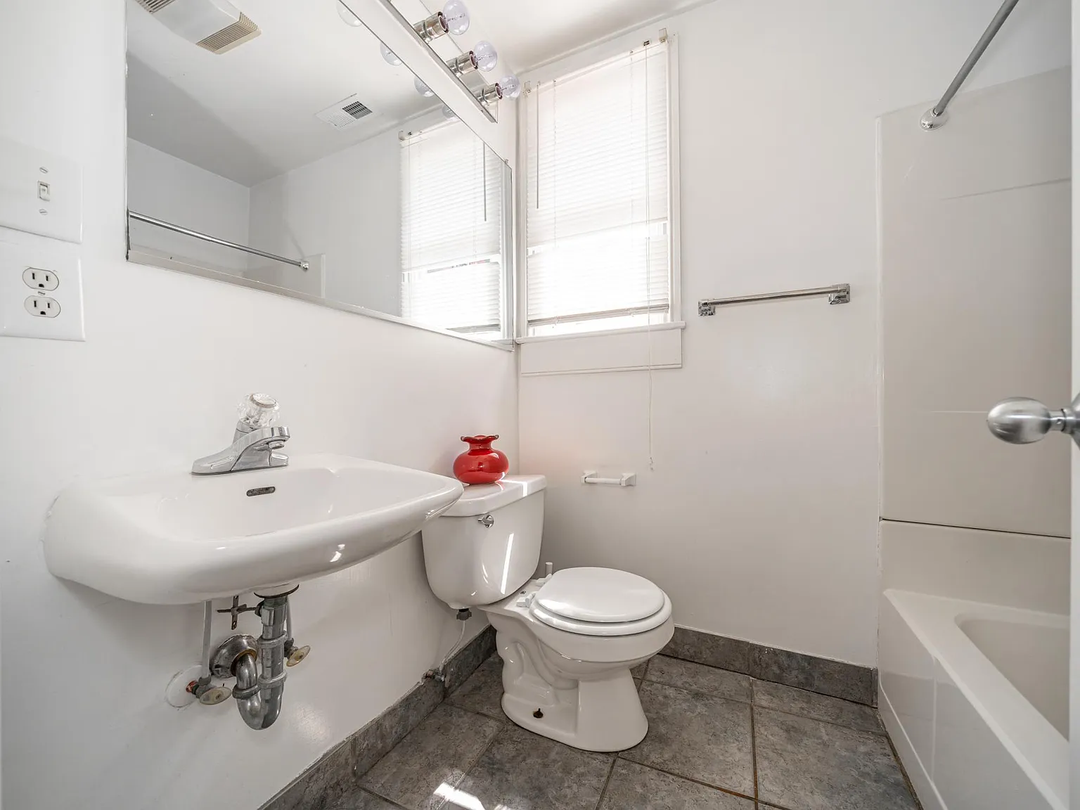 4 bed, 1980 sqft, $650 — Photo 3