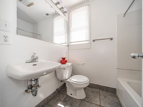 3rd image of 17 E Clay St
