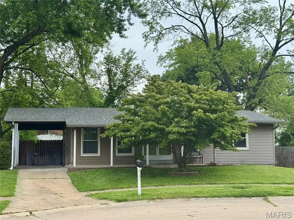 1076 Armada Ct, Florissant, MO 63031