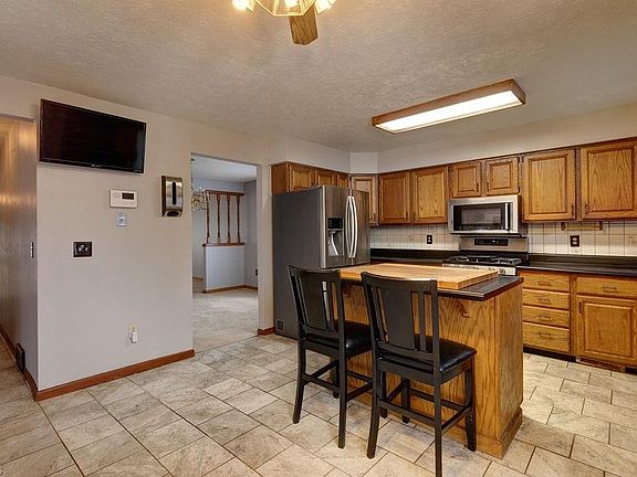 3rd image of 420 E 266th St