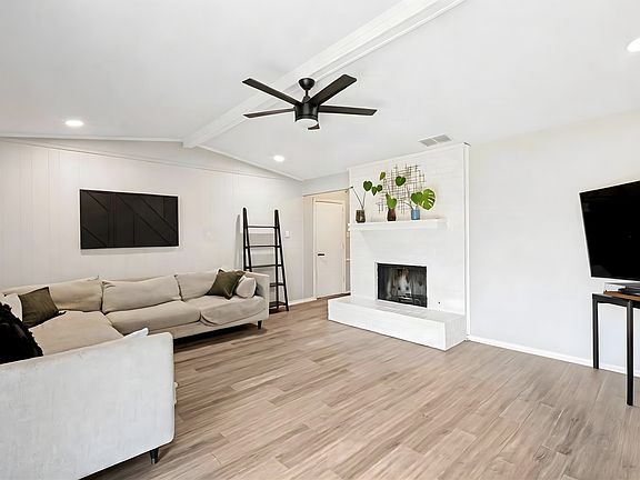 5th image of 1654 Clarendon Dr
