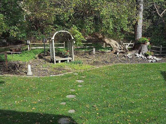 Backyard - privacy to back
