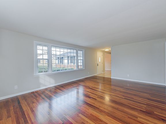 3rd image of 1308 Darby Ln