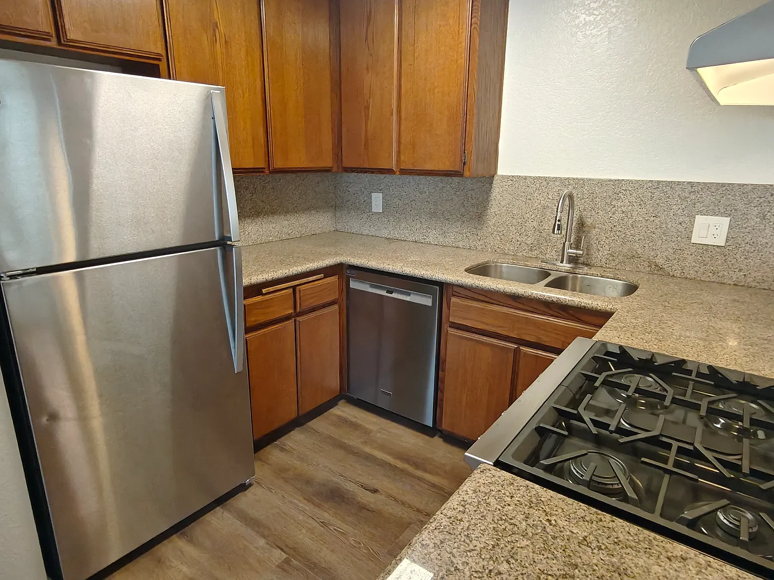 2 bed, 700 sqft, $3,400 — Photo 2