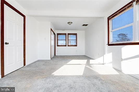 5th image of 307 E Edgewater Ave