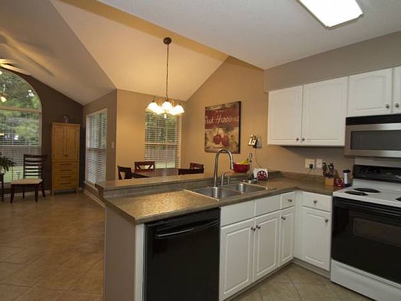 5th image of 171 Village Dr