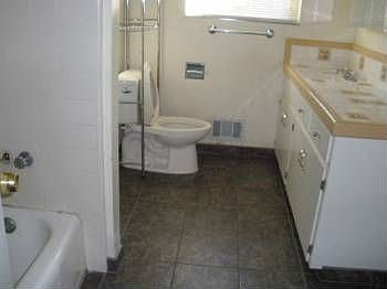 3rd image of 2560 Leigh Ave