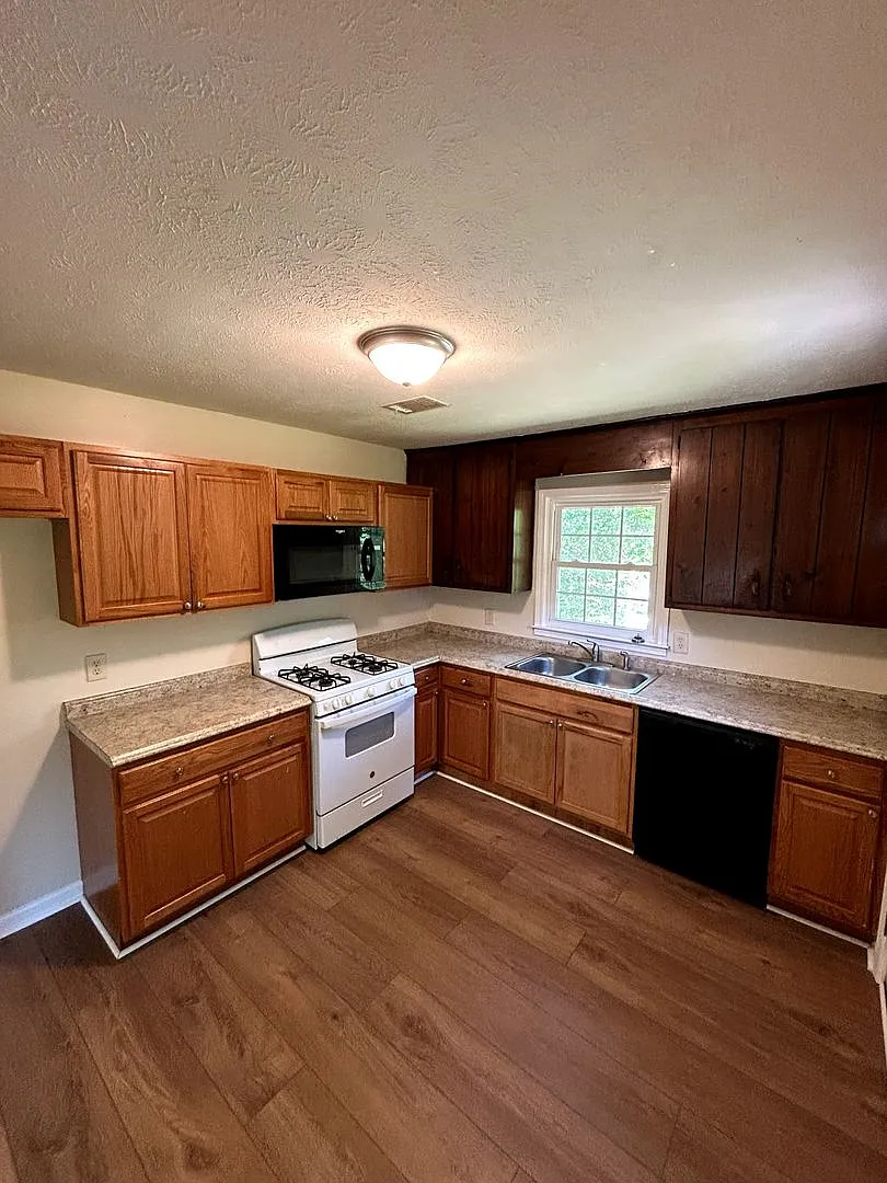 61 Shepard St 3 Bedroom 1 Bath Grantville — Photo 2