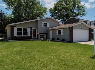 536 Canyon Trl, Carol Stream, IL 60188