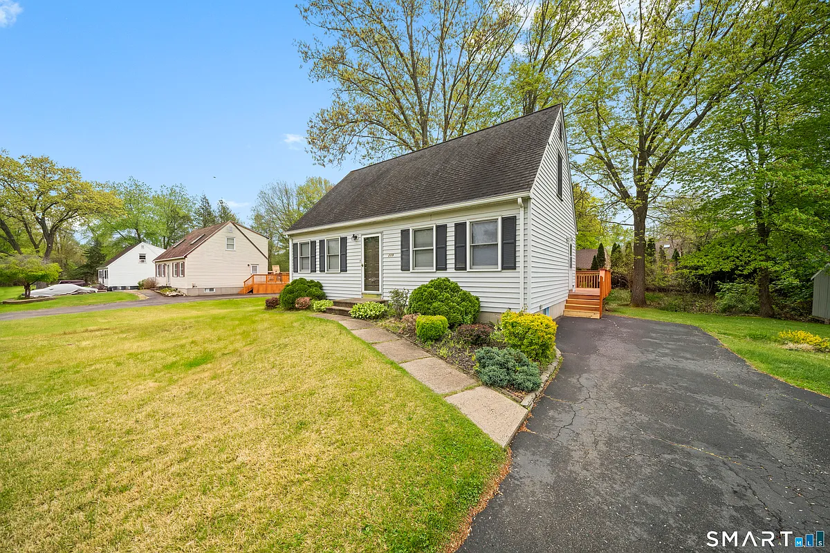 Building Photo - 209 Pine Lane Ext