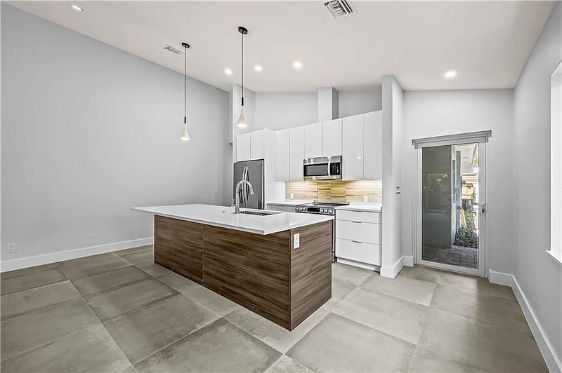 1st image of 828 NE 17th Way #2