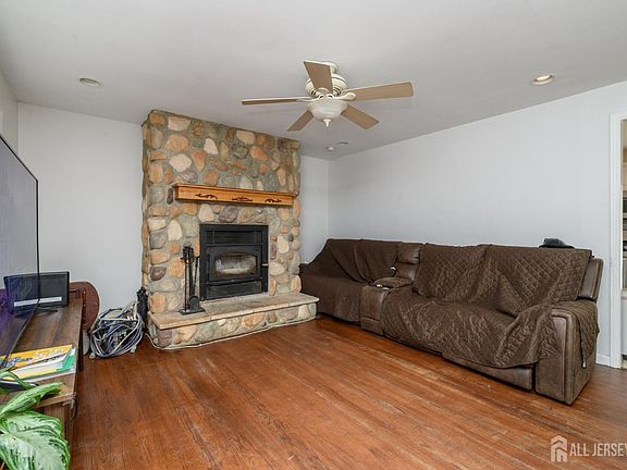 3rd image of 384 Cook Rd
