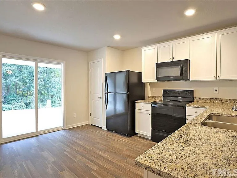 918 E Green St #E103 — Photo 6