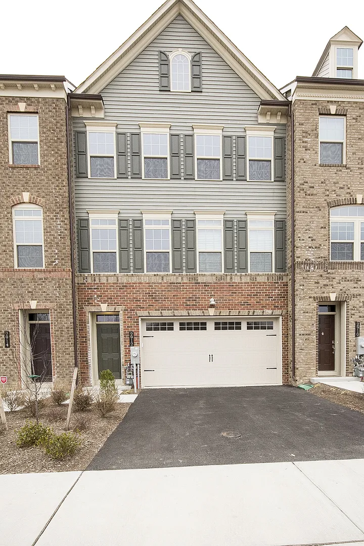 Stunning 4bd 4.5bth Garage Townhome Near Ft. Meade — Photo 1