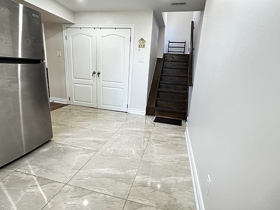 3rd image of 38 Mendip Cres #Basement