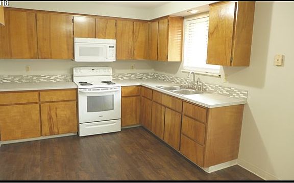 3rd image of 1100 NE 122nd Ave