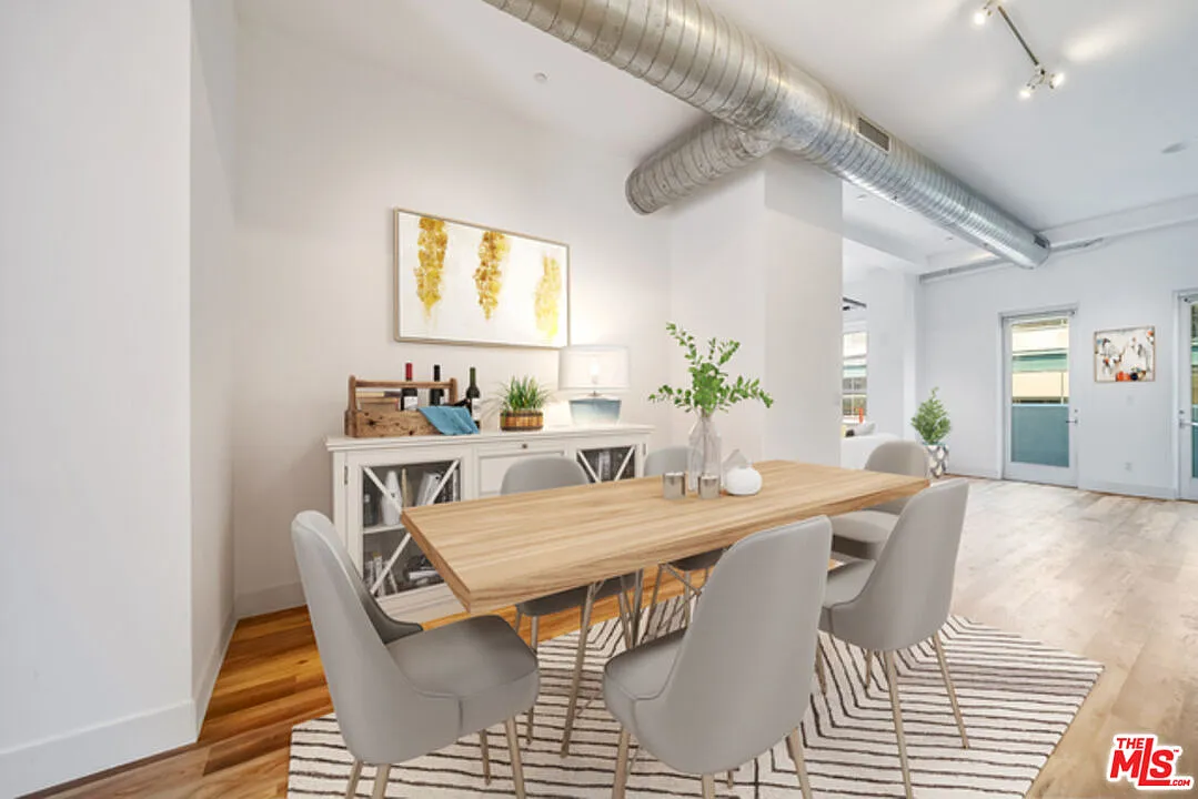 2 bed, 2.0 bath, 1500 sqft, $6,250 — Photo 2