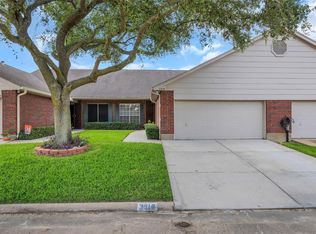 3310 Country Meadows Ct, Pearland, TX 77584