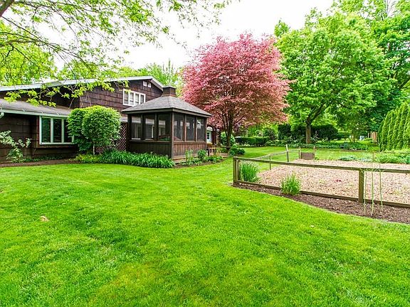 5th image of 1385 Manor Dr
