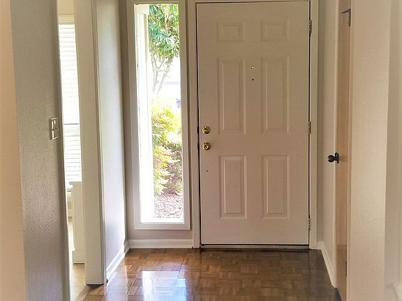 3rd image of 718 Queenswood Trl