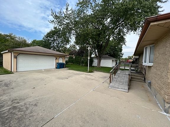 5th image of 786 N Geneva Ave
