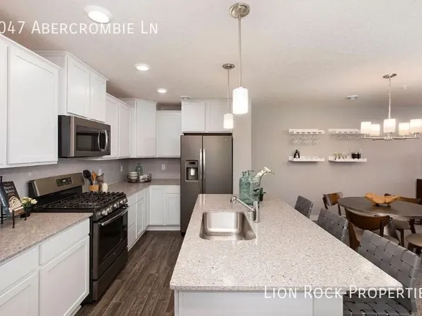 8047 Abercrombie Ln, Woodbury, MN 55129