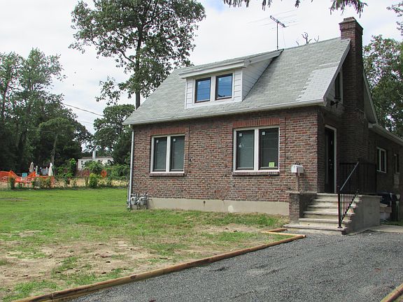 2nd image of 245 Roosevelt Ave