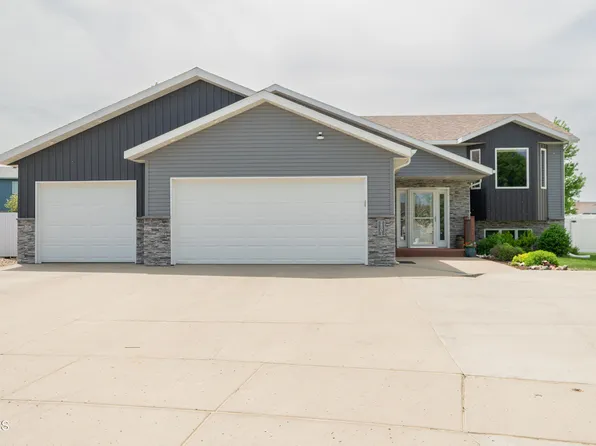 2501 Bender Pl SE, Mandan, ND 58554