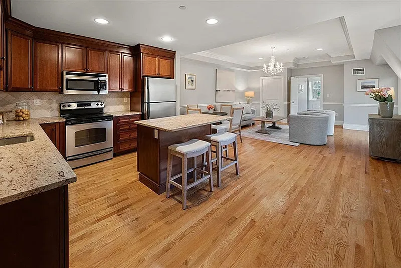 1 bed, 1.0 bath, 837 sqft, $1,970 — Photo 3