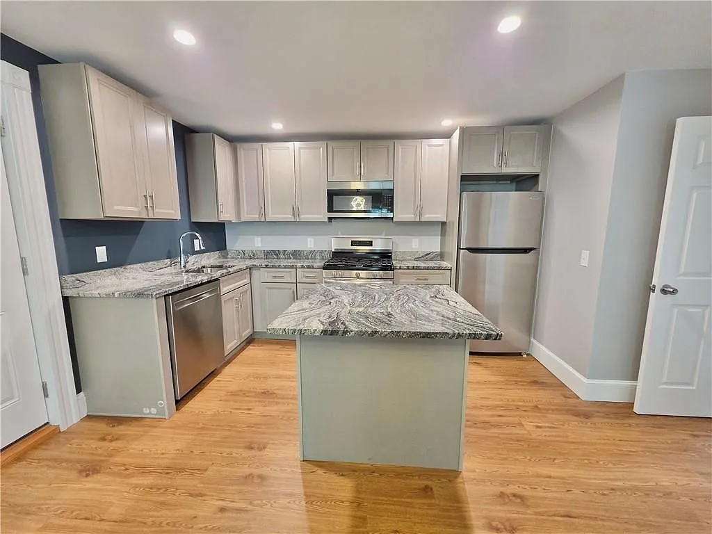 4 bed, 1.0 bath, 1300 sqft, $3,000 — Photo 4
