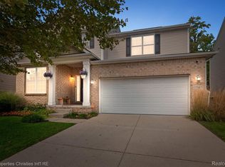 27087 Victoria Rd, Novi, MI 48374