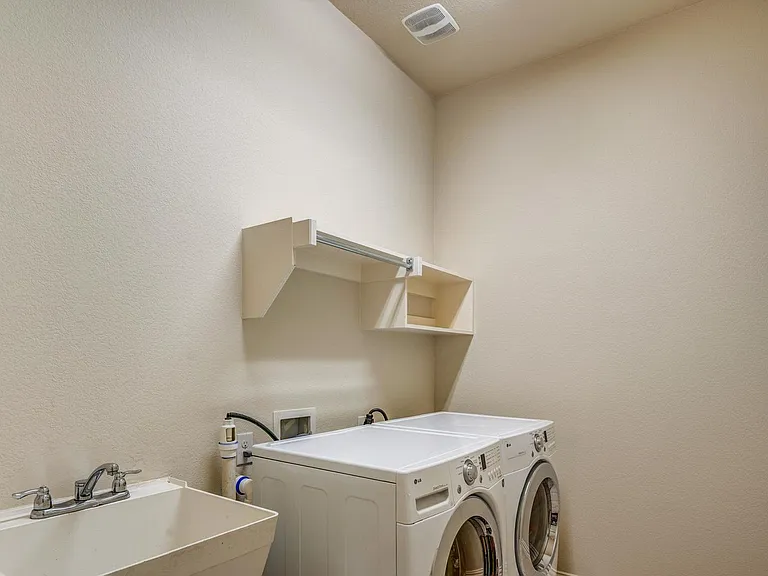 10841 Leesa Dr — Photo 8