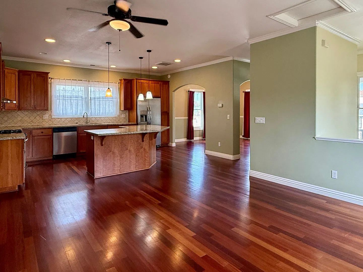 Beautiful Victorian Townhome in Historic 'Old Quad' Area of Santa Clara — Photo 3