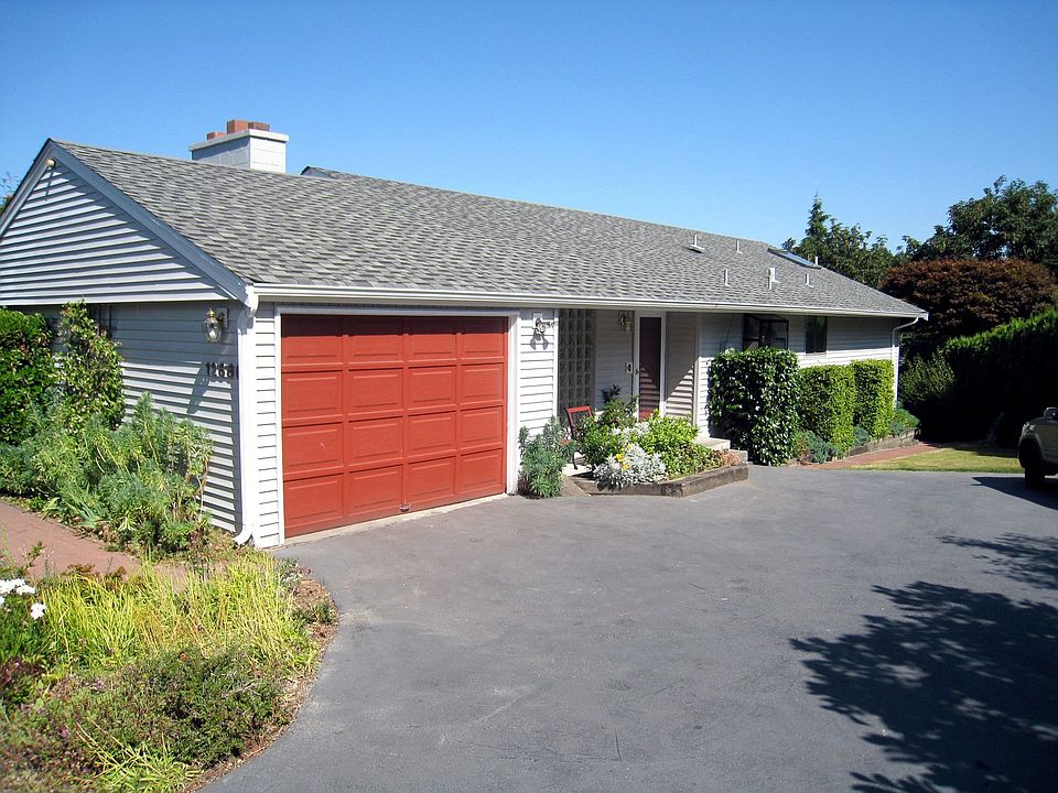 Front of house from driveway.