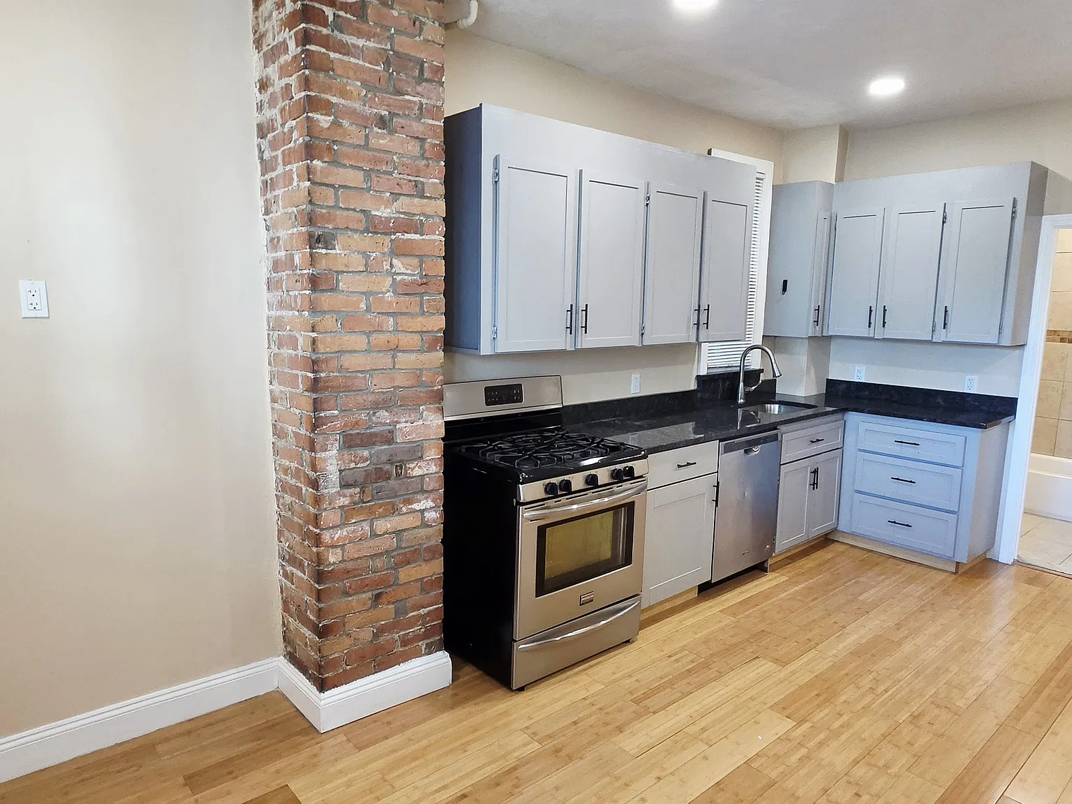 2 bed, 971 sqft, $2,700 — Photo 2