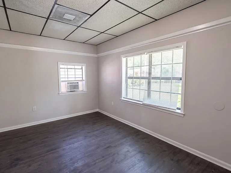 1443 W Kirby Pl — Photo 2