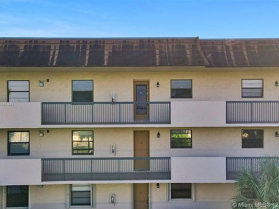 4th image of 4930 E Sabal Palm Blvd APT 412