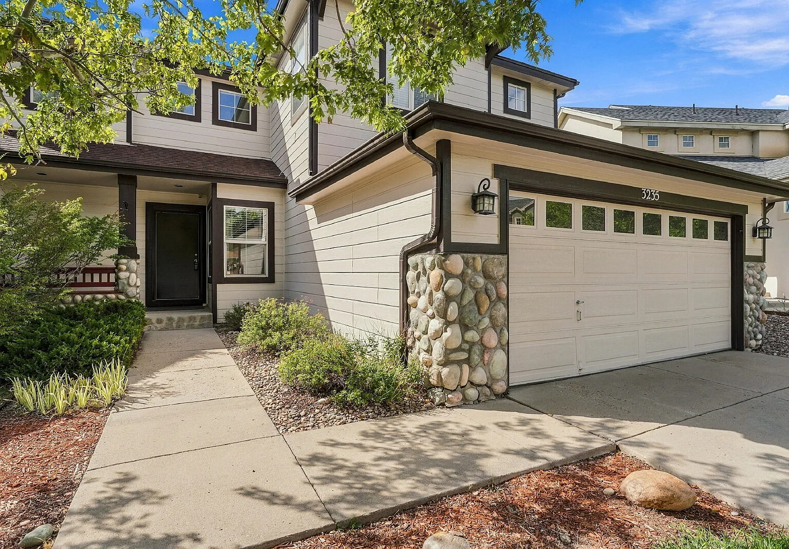 3 bed, 3.0 bath, 2668 sqft, $3,346 — Photo 2