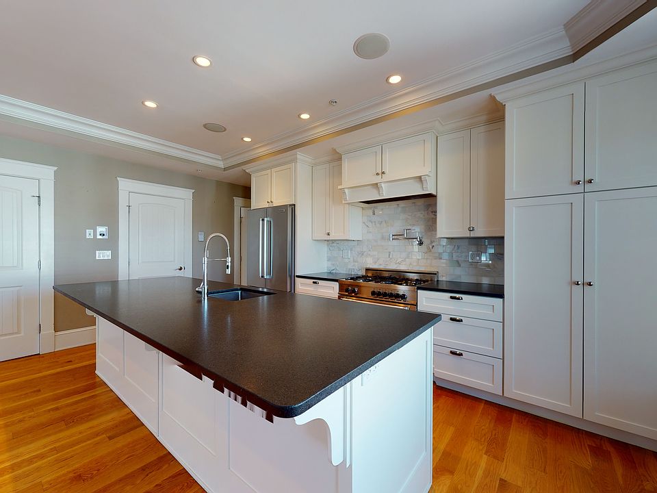 1st image of 721 E 6th St APT 4