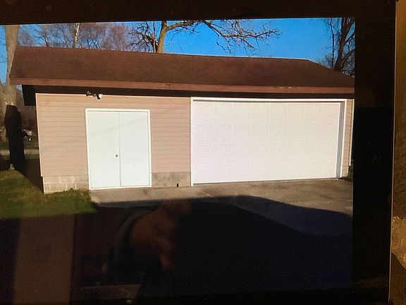 Detached 24”x30’ Garage.