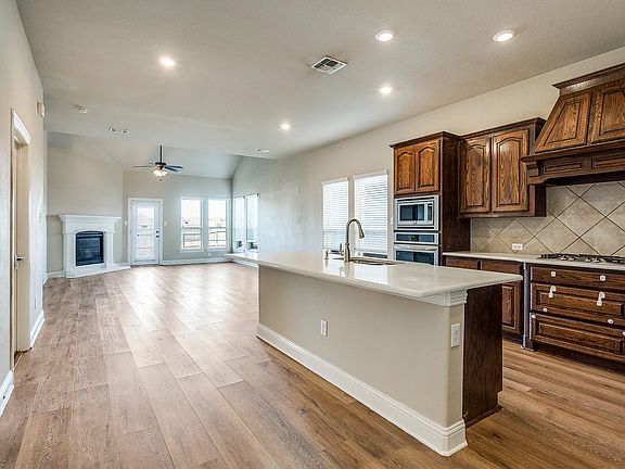 3rd image of 809 Seymour Ct